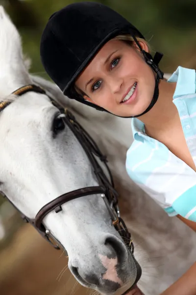 Portrait d'une jeune femme avec son cheval — Photo