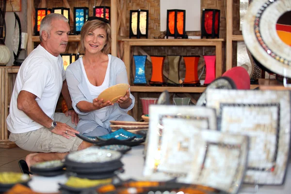 55 éves pár keres egy tányér, egy kézműves bolt — Stock Fotó