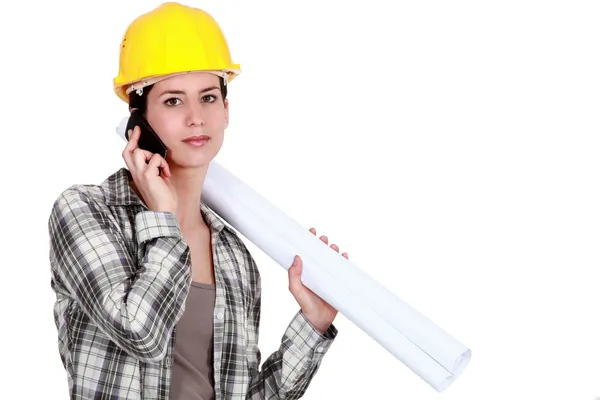 Foreman femenino con planes y móvil —  Fotos de Stock