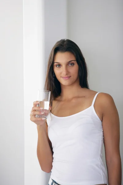 Nő egy pohár vízzel — Stock Fotó