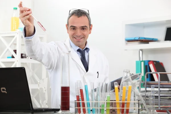 Cientista fazendo testes no laboratório — Fotografia de Stock