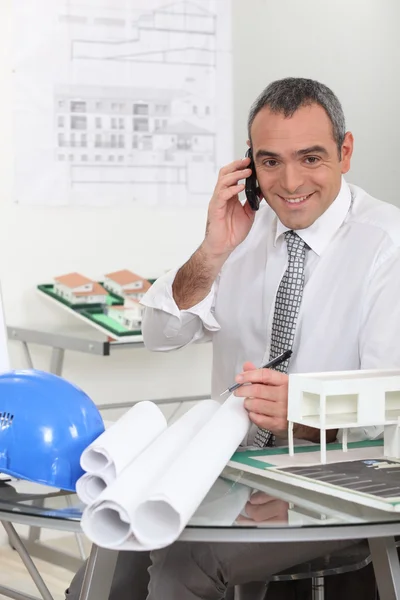 Telefonda konuşurken bir mimar — Stok fotoğraf