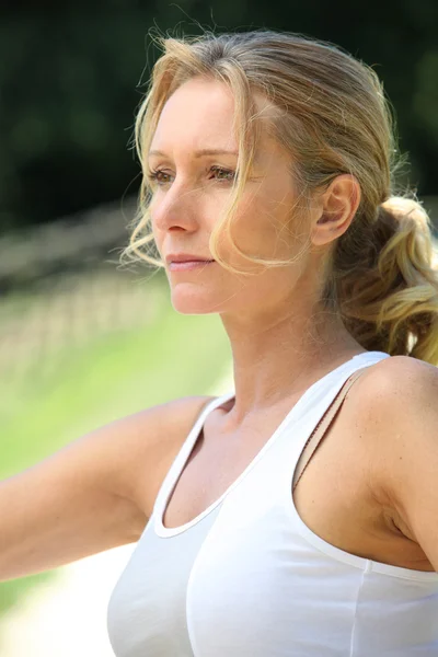 Portrait of blond woman outdoors wearing sportswear — Stock Photo, Image