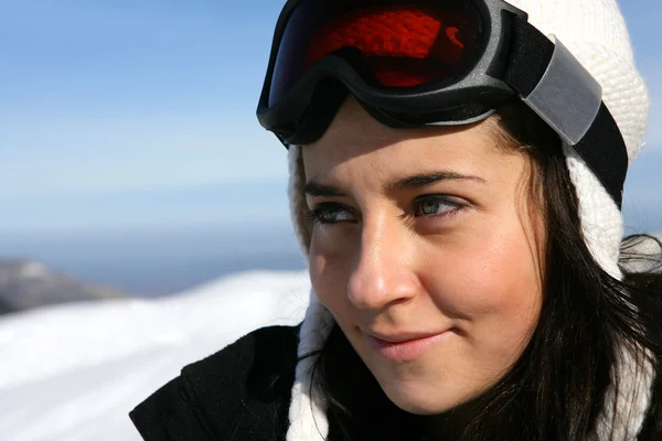 Bir kadın kayakçı portresi — Stok fotoğraf