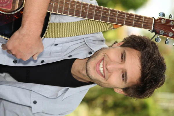 Fiatal férfi gitározik a parkban — Stock Fotó