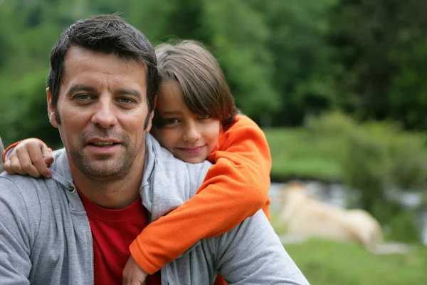 Child hugging father — Stock Photo, Image