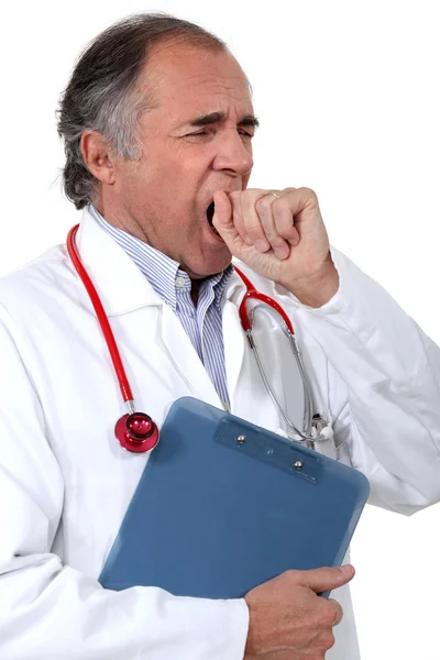 Уставший доктор зевает — стоковое фото