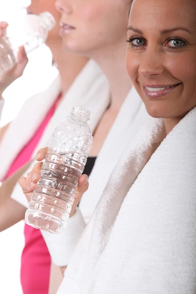 Frauen trinken Wasser nach einer Gymnastikstunde — Stockfoto