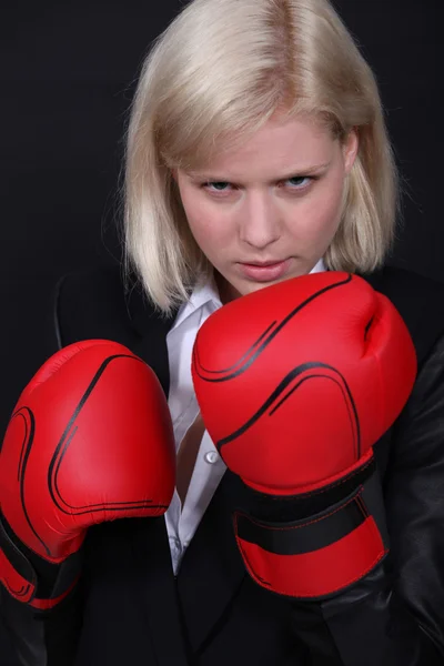 Бізнес-леді боксу — стокове фото
