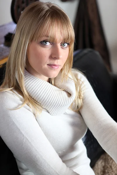 Porträtt av underbara blond kvinna som bär tröja — Stockfoto