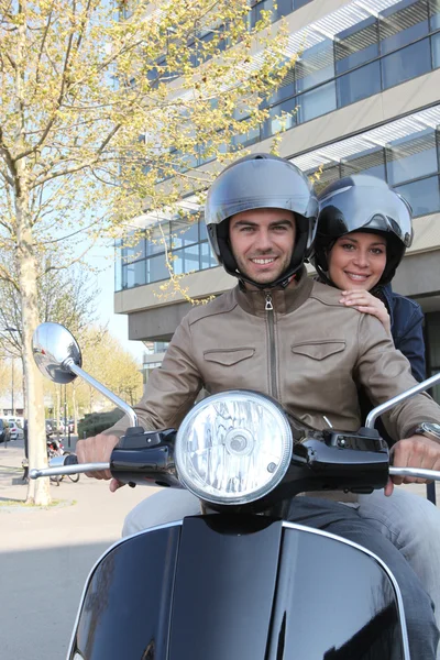 Un par de jóvenes motociclistas sonrientes —  Fotos de Stock