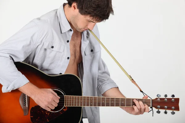 Fiatal férfi játszik akusztikus gitár — Stock Fotó