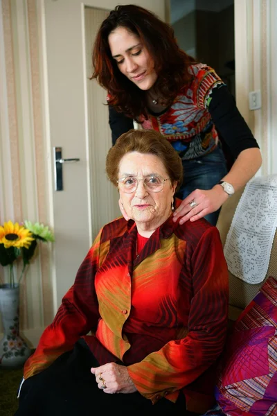 Mujer ayudando a anciana — Foto de Stock