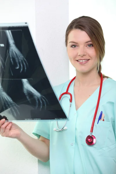Verpleegkundige lachend met x-ray — Stockfoto