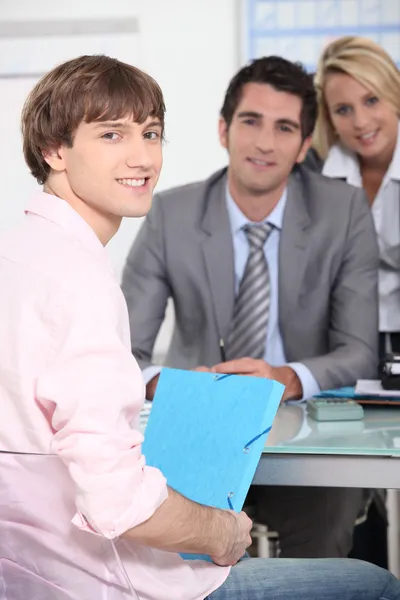 Adolescente entregando trabalho para professor do sexo masculino — Fotografia de Stock