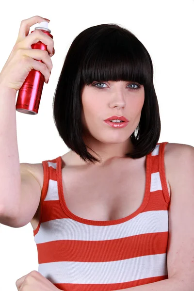 Mulher usando spray de cabelo — Fotografia de Stock