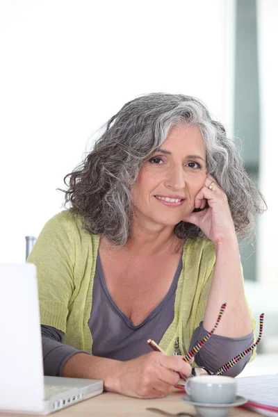 Older woman using a laptop computer — Stock Photo, Image