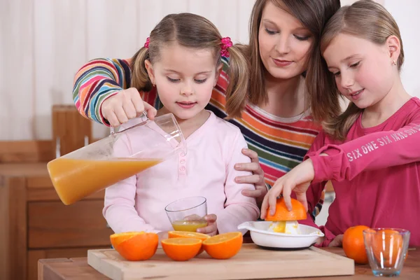 Família beber suco de laranja fresco — Fotografia de Stock