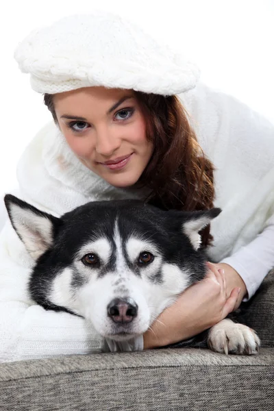 Mujer joven acurrucando a su perro — Foto de Stock