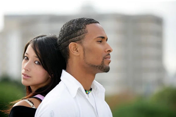 Young couple in front of buildings — Stock Photo, Image