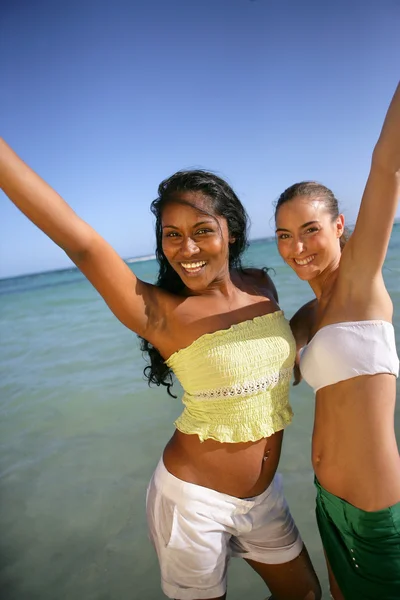 Young women on holiday together — Stock Photo, Image