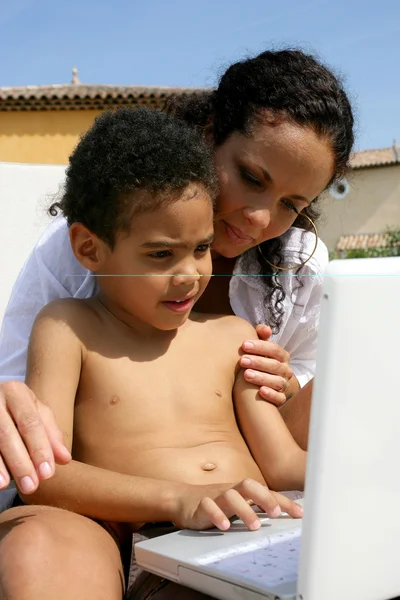 女性は彼女の子供のコンピューターのスキルを教える — ストック写真
