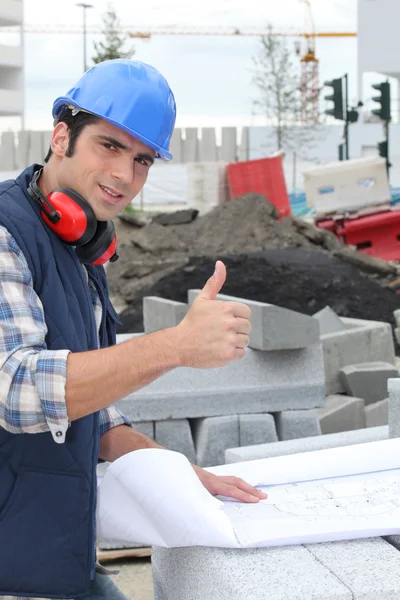 Trabalhador da construção dando os polegares para cima — Fotografia de Stock