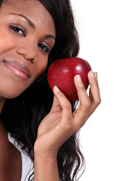 Kobieta trzymająca jabłko — Zdjęcie stockowe