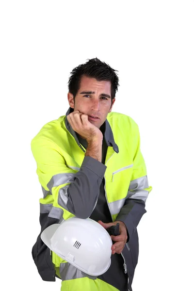 Estúdio retrato de um homem em roupas de trabalho fluorescentes e capacete — Fotografia de Stock