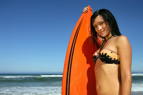 Surfista feminina — Fotografia de Stock