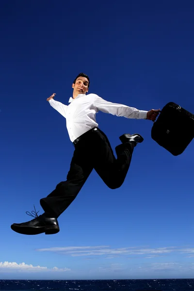 Biznesmen skacząc w powietrzu — Zdjęcie stockowe