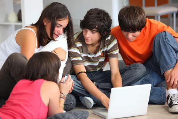 Bir bilgisayar ekranına bakarak gençler — Stok fotoğraf