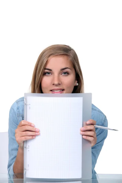 Adolescente loira segurando folha de papel em branco — Fotografia de Stock
