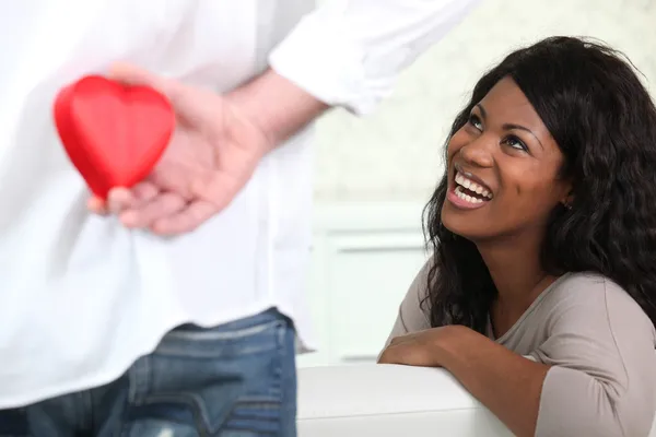 Man surprising his lover with a heart — Stock Photo, Image