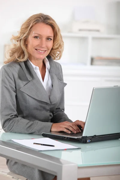 Executivo feminino no computador portátil — Fotografia de Stock