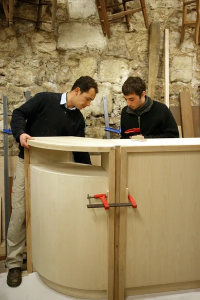Carpinteiros construindo um bar — Fotografia de Stock