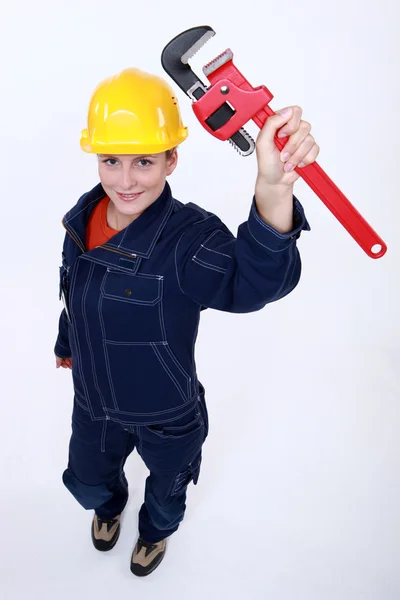 Kadın işçi ile ayarlanabilir bir boru anahtarı — Stok fotoğraf