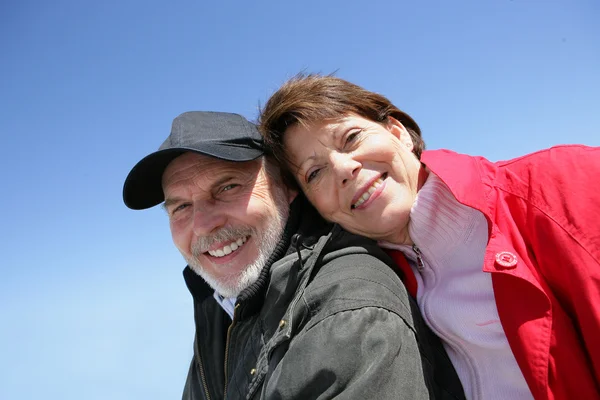 Seniorenpaar genießt Spaziergang — Stockfoto