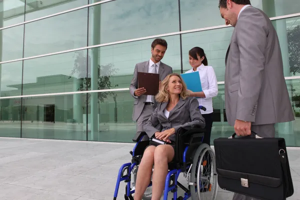 Empregado em cadeira de rodas — Fotografia de Stock