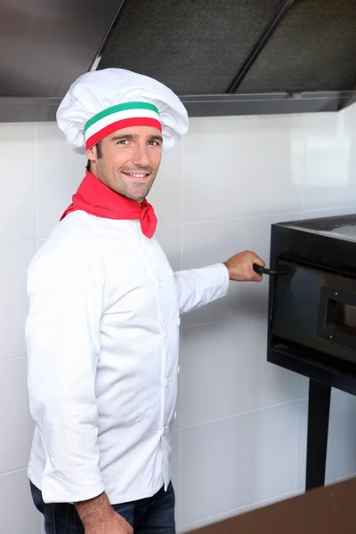 Chef italiano ao lado de um forno de pizza — Fotografia de Stock