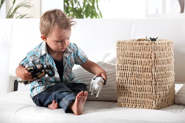 Мальчик играет со своими игрушками — стоковое фото
