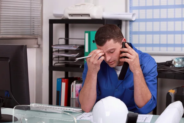 携帯電話で話している彼のオフィスの職人 — ストック写真