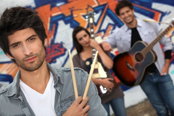 Een groep muzikanten busking op de straten — Stockfoto