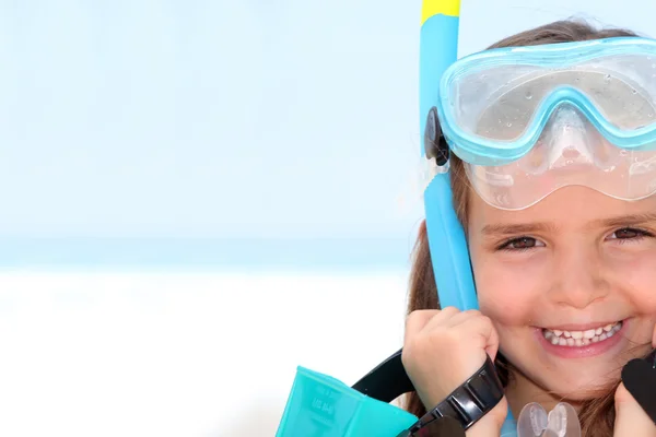 Menina vestindo snorkel e óculos — Fotografia de Stock
