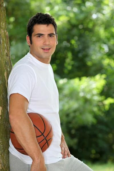Jonge man met een basketbal — Stockfoto