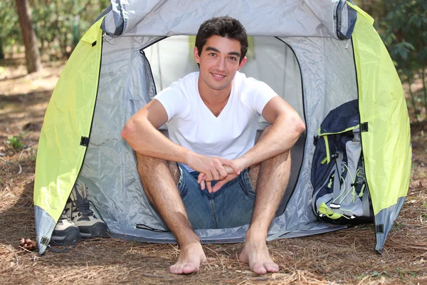 Jonge camper poseren in de buurt van tent — Stockfoto