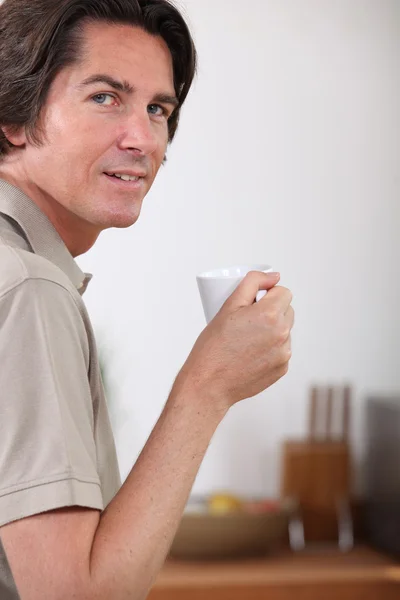 Πορτραίτο ενός άνδρα με φλιτζάνι καφέ — Φωτογραφία Αρχείου