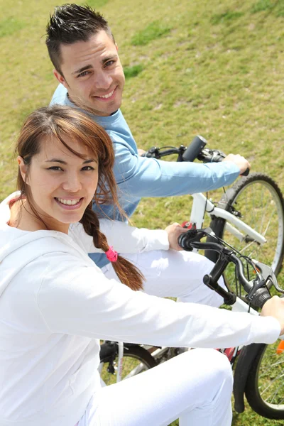 Jovem casal andar de bicicleta — Fotografia de Stock
