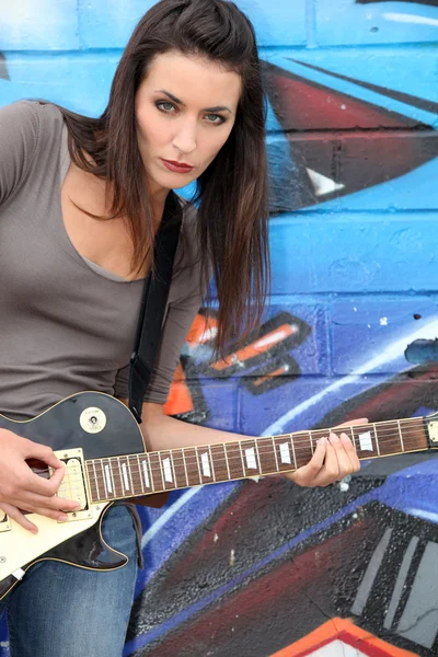 Mulher urbana com uma guitarra — Fotografia de Stock