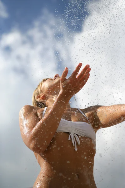 Mulher espirrando água em si mesma — Fotografia de Stock